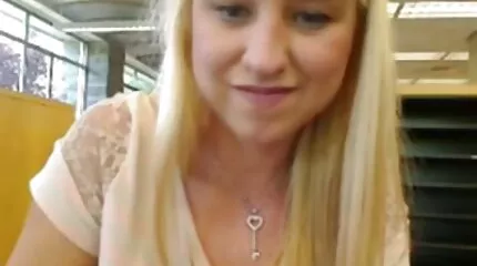 Meisje vingeren Kutje en likken voeten in de bad alleen lange sexfilm