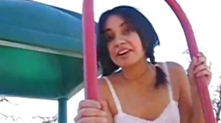 De afgestudeerde harde seks met haar amateur sexfilm vader eindigde met een creampie