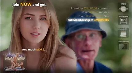 Smakelijk Milf in rood lange sexfilm lingerie speelt met een dildo