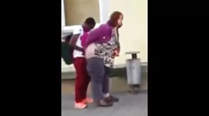 Geneukt op de begraafplaats in het tuinhuisje pornofilms ontroostbare vrouw van de overleden vriend