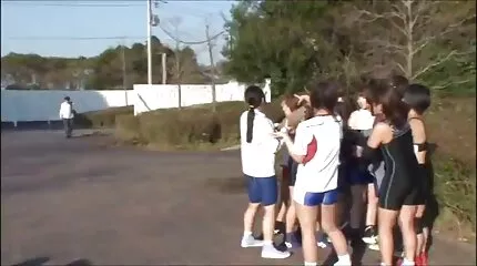 Een sierlijke blonde met een delicaat lichaam zwemt prachtig in pornofilmpjes een aquarium