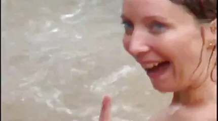 Het magere meisje likt het gratis sexfilms kutje van een gebruinde vrouw en maakt haar orgasme