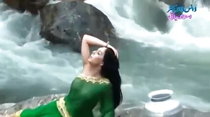 Rijpere brunette mam loves anale seks in de gratis gay pornofilm ochtend