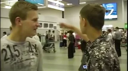 Een journalist kwam het nieuws filmen, maar neukte een sexfilm kijken student op cam