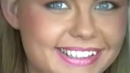 Jonge lesbiennes besloten ponofilm om dingen uit te stellen en cunnilingus te krijgen