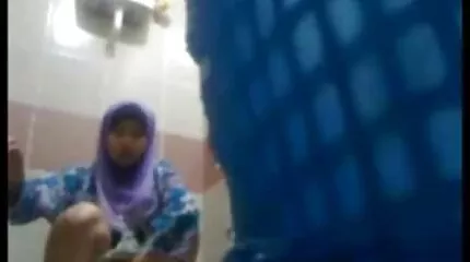 Gentle free pornofilm Amerikaans cop geneukt piss in auto service