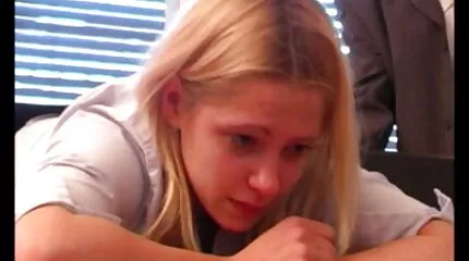 Neuken een mooie vrouw met gebogen mooie pornofilms dijen in kut