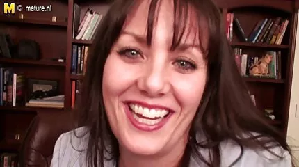 Mooi meisje in een sollicitatiegesprek gegeven aan de baas nederlandstalige pornofilms op de tafel