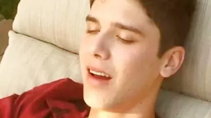 Seks pornofilms gratis in de badkamer begon met actieve masturbatie van het geschoren kutje van het meisje