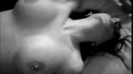 Dildo ' s tentakels penetreren dieper in kutje en stimuleren ponofilm beter