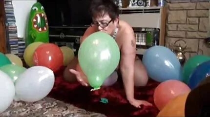 Jonge schoonheid cuckolding met zwarte pornofilms kijken man