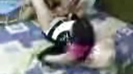 Cheerleader coeds geven pornofilm lesbisch broer met Moha Moh