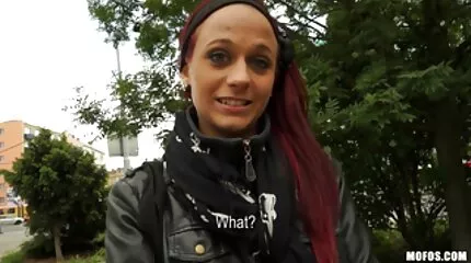 Tonen van de gaten van de verpleegster verrukt de cameraman gratis pornon