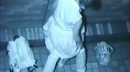 Meisje uit de gevangenis houdt van nieuwste sexfilms sappige porno met modderige mannen