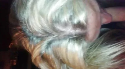 Blonde met siliconen kont sluit zich aan bij gratis geile sexfilms Kont voor anale seks