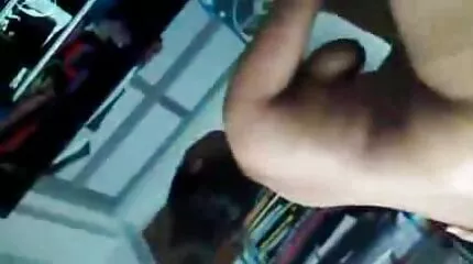 De broer neukte de sexfilm vrouwvriendelijk zus van de dief, maar zelfs als hij niet in de kont neukte